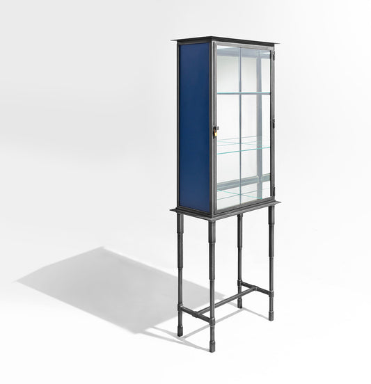 Lady on High Legs — Vitrinekast